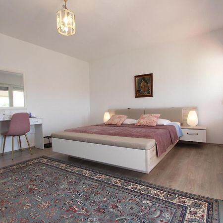 Rooms And Apartments Dino Ровин Екстериор снимка