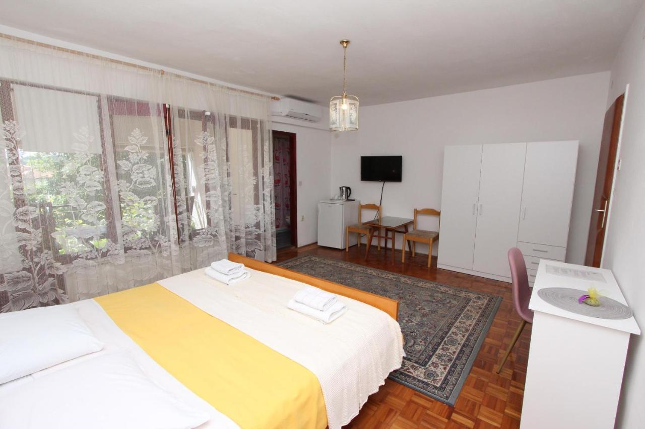 Rooms And Apartments Dino Ровин Екстериор снимка