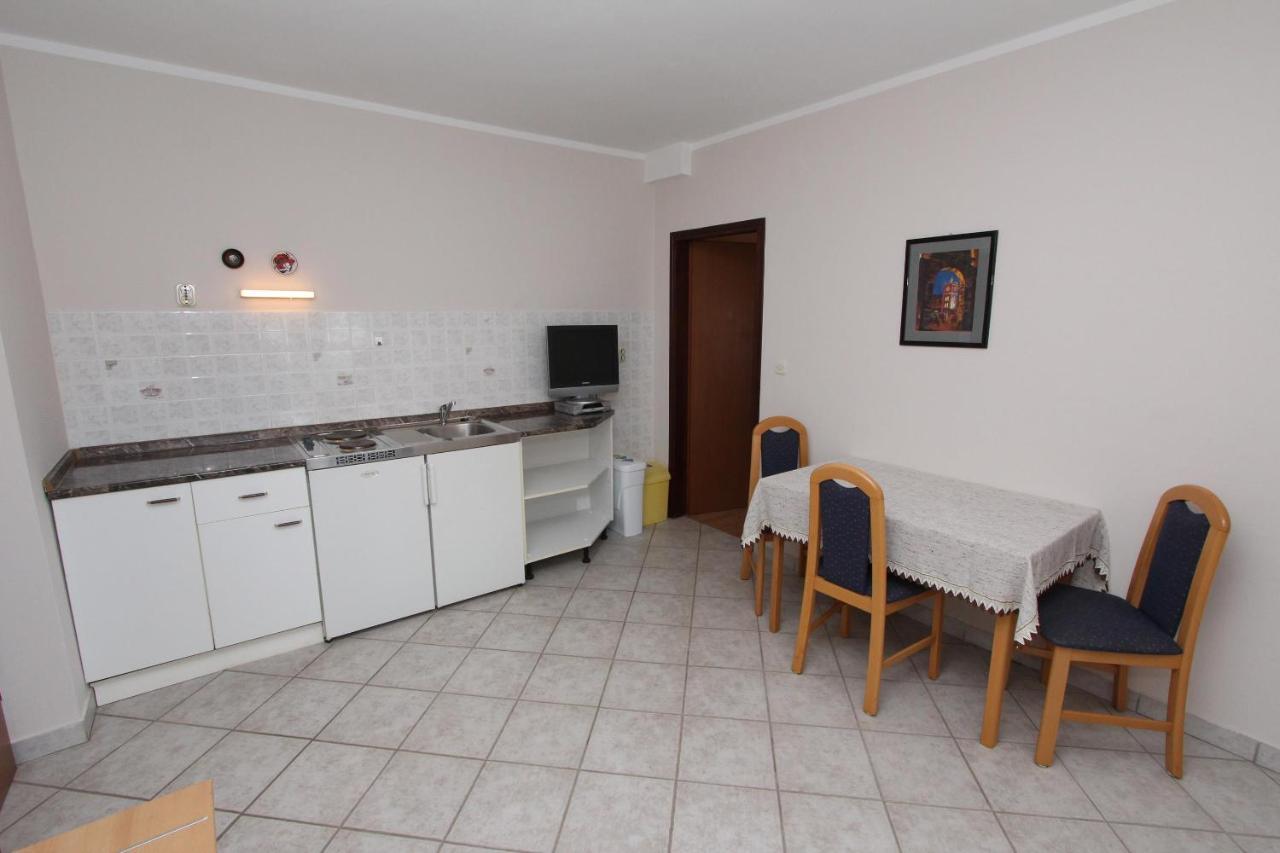 Rooms And Apartments Dino Ровин Екстериор снимка