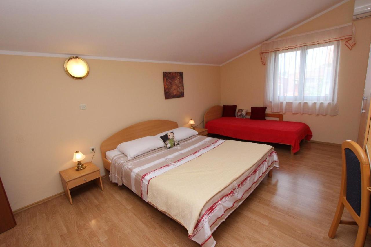 Rooms And Apartments Dino Ровин Екстериор снимка