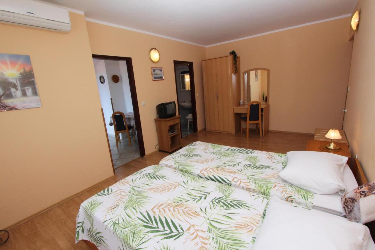 Rooms And Apartments Dino Ровин Екстериор снимка