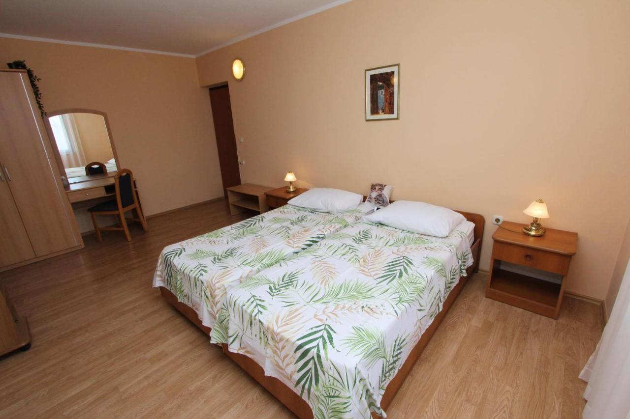 Rooms And Apartments Dino Ровин Екстериор снимка