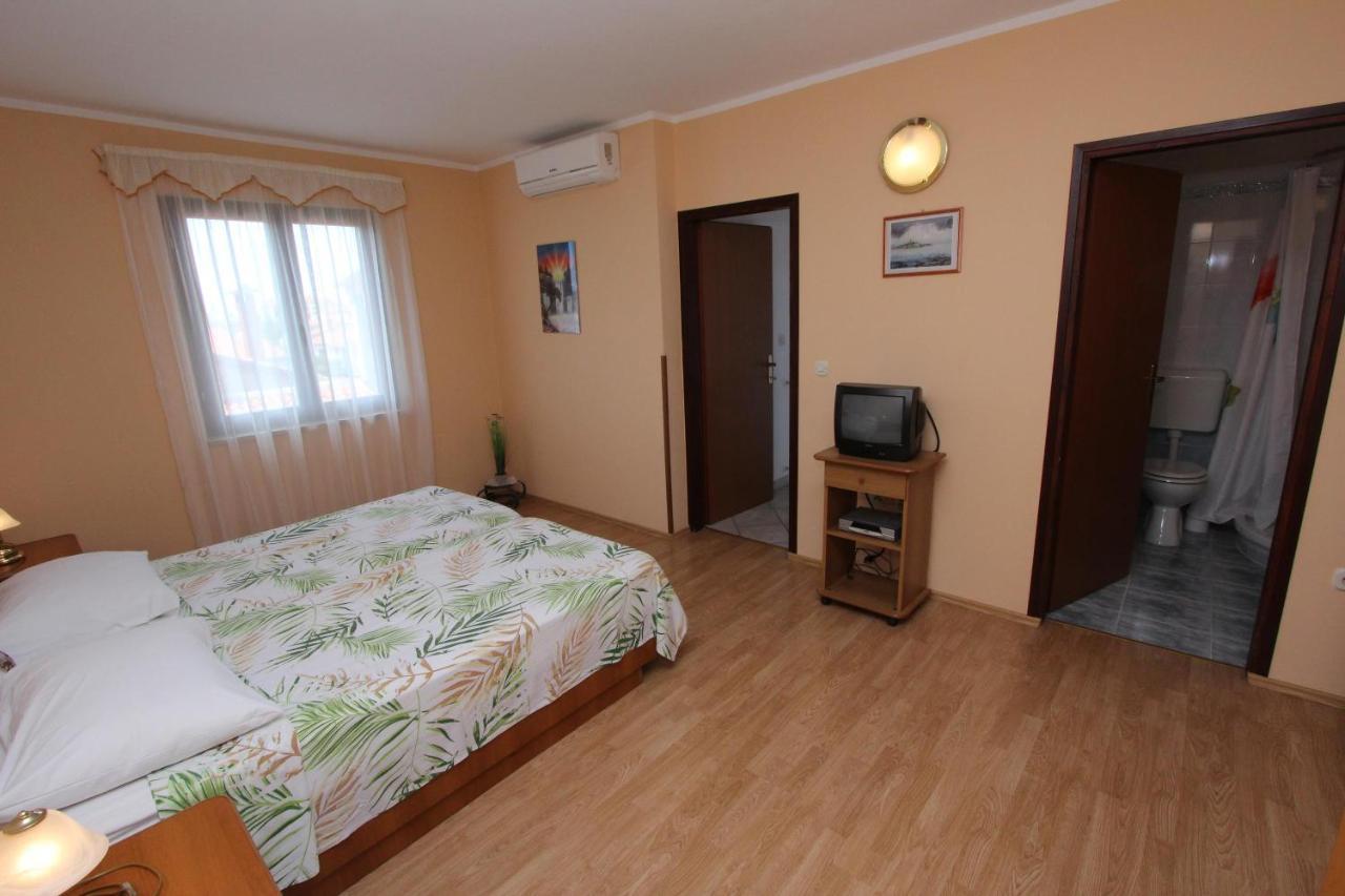 Rooms And Apartments Dino Ровин Екстериор снимка