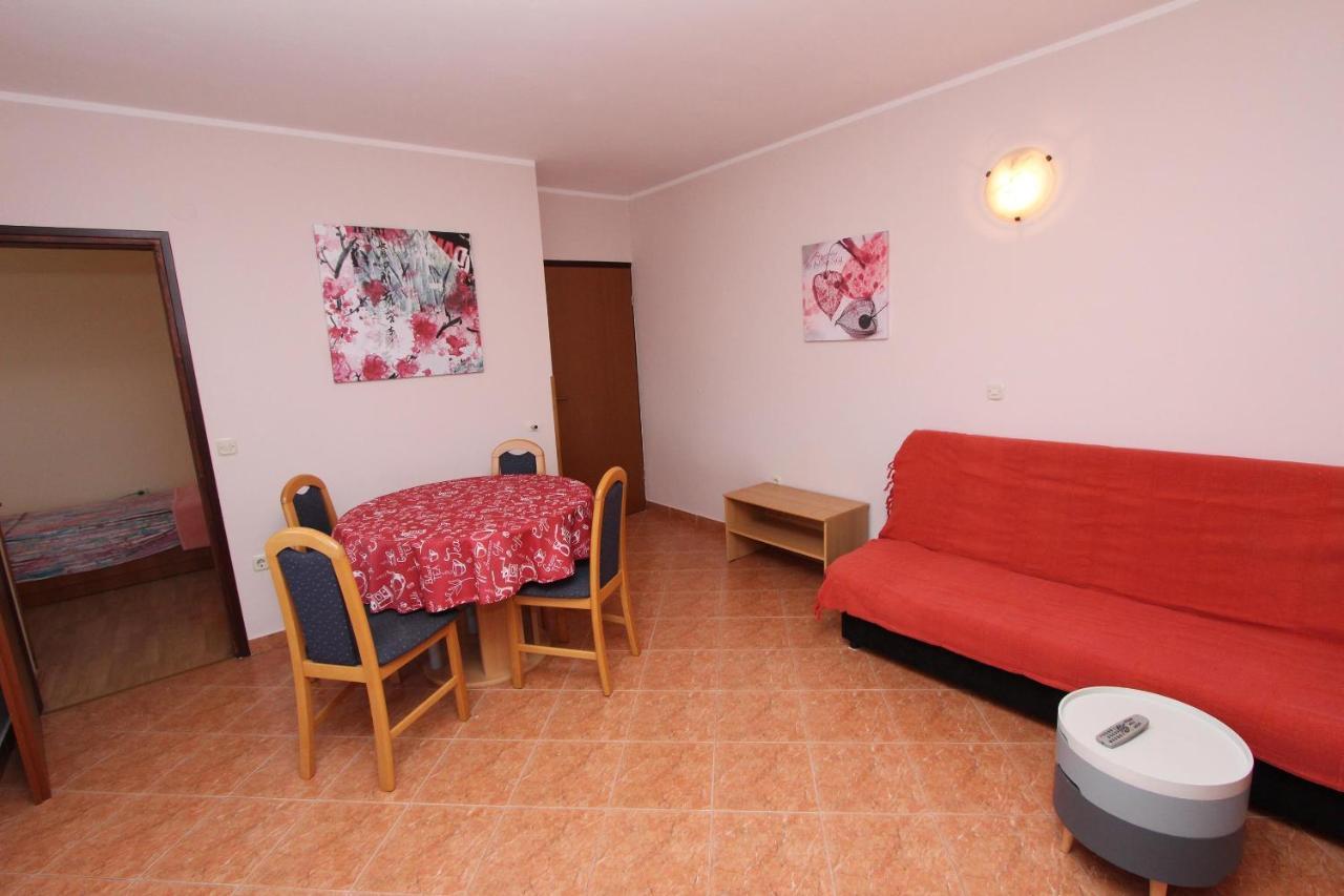 Rooms And Apartments Dino Ровин Екстериор снимка