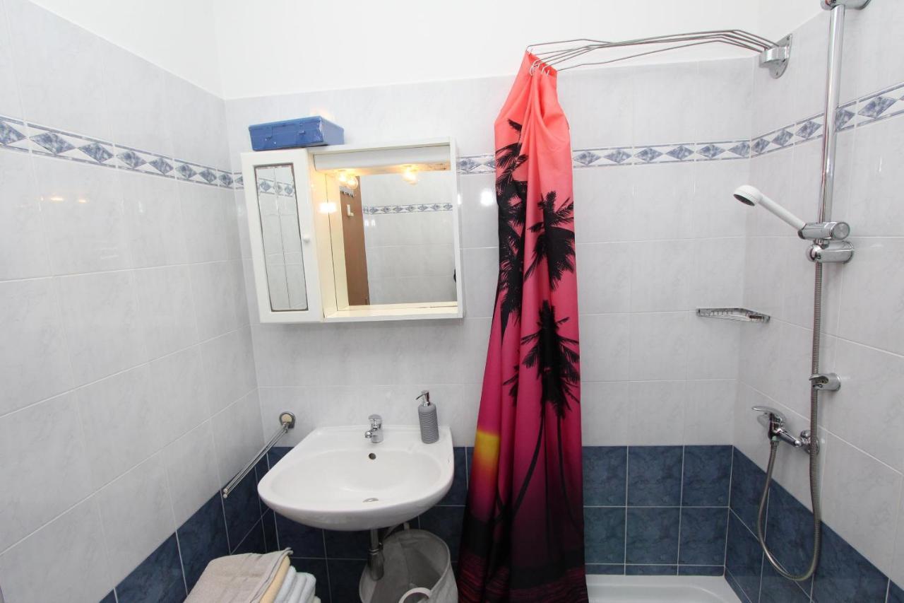 Rooms And Apartments Dino Ровин Екстериор снимка