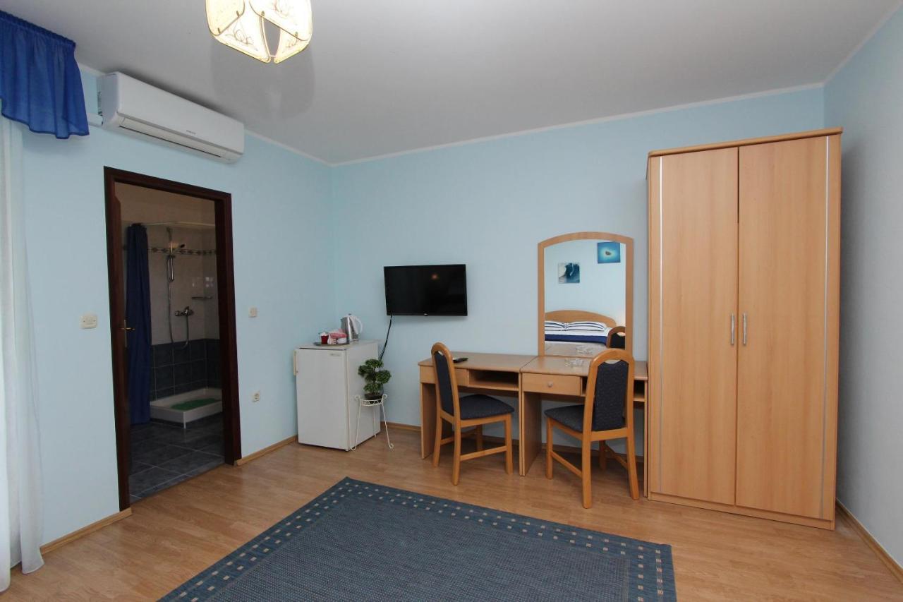 Rooms And Apartments Dino Ровин Екстериор снимка