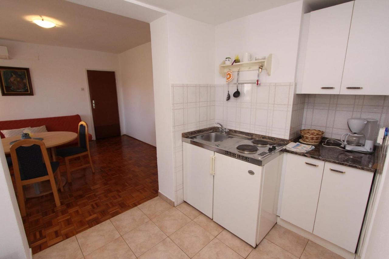 Rooms And Apartments Dino Ровин Екстериор снимка