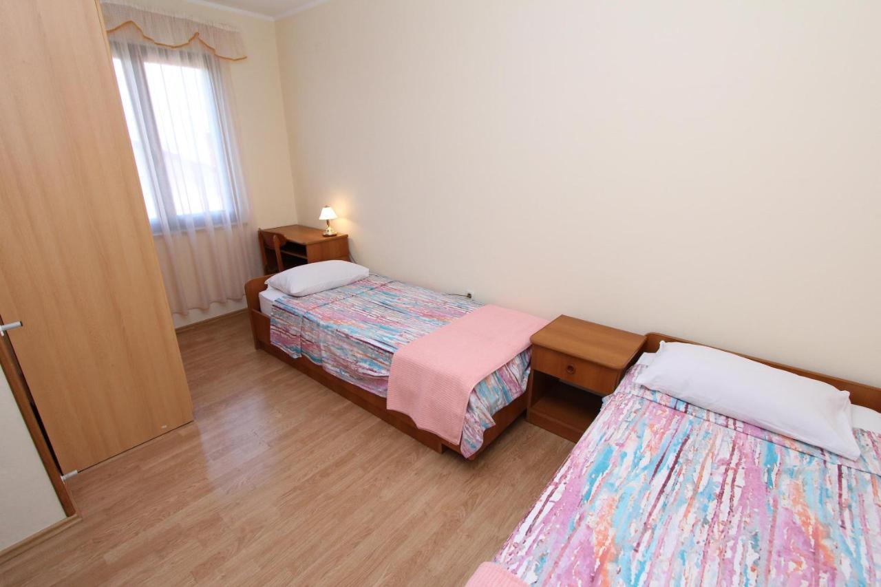 Rooms And Apartments Dino Ровин Екстериор снимка