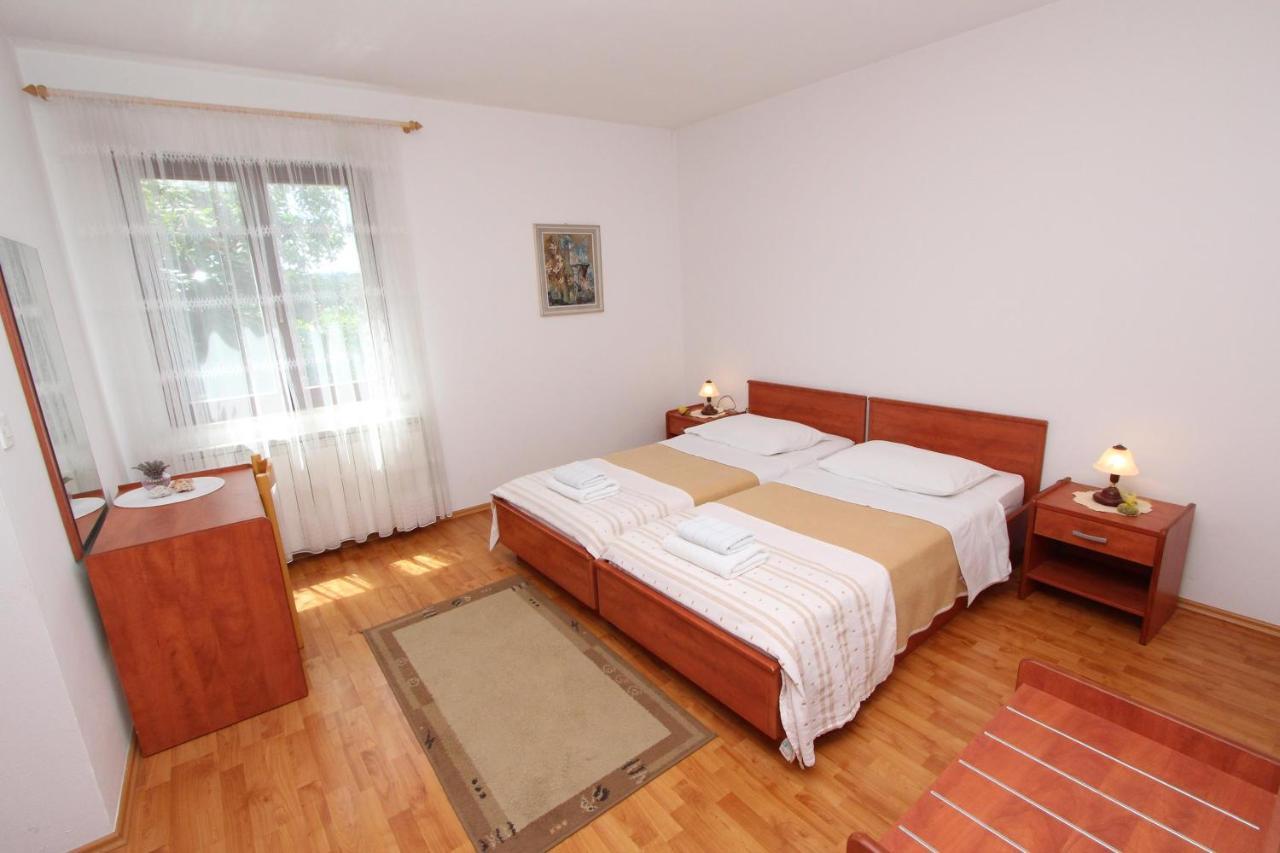 Rooms And Apartments Dino Ровин Екстериор снимка