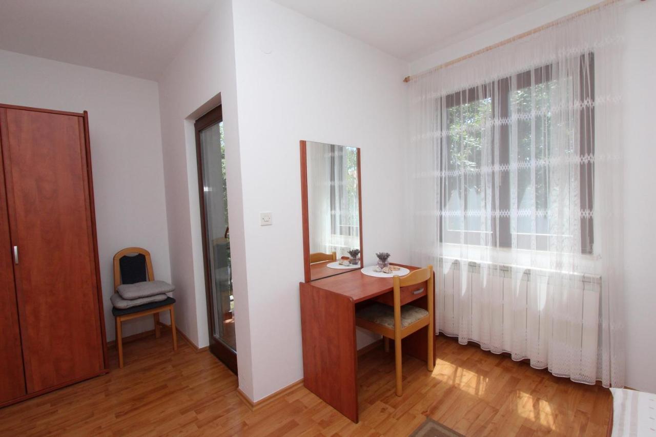Rooms And Apartments Dino Ровин Екстериор снимка