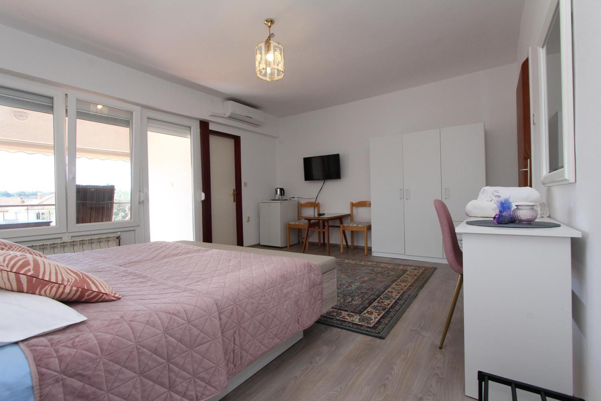 Rooms And Apartments Dino Ровин Екстериор снимка