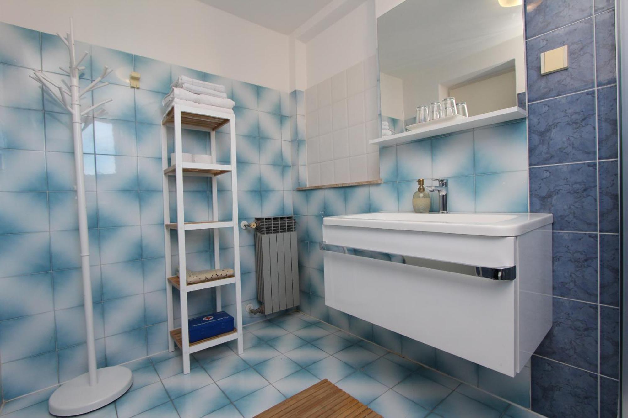 Rooms And Apartments Dino Ровин Стая снимка